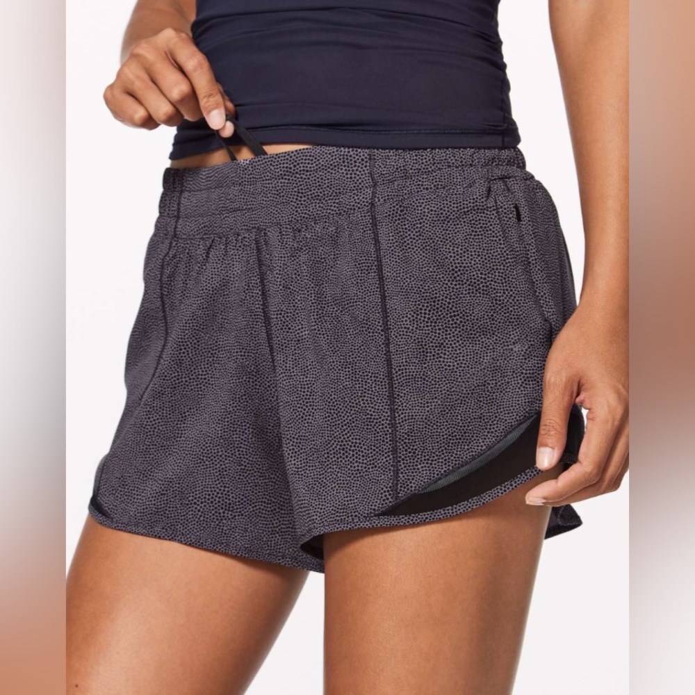 Lululemon Women’s Hotty Hot Short II Disperse Dusky Lavender Black Shorts Size 6